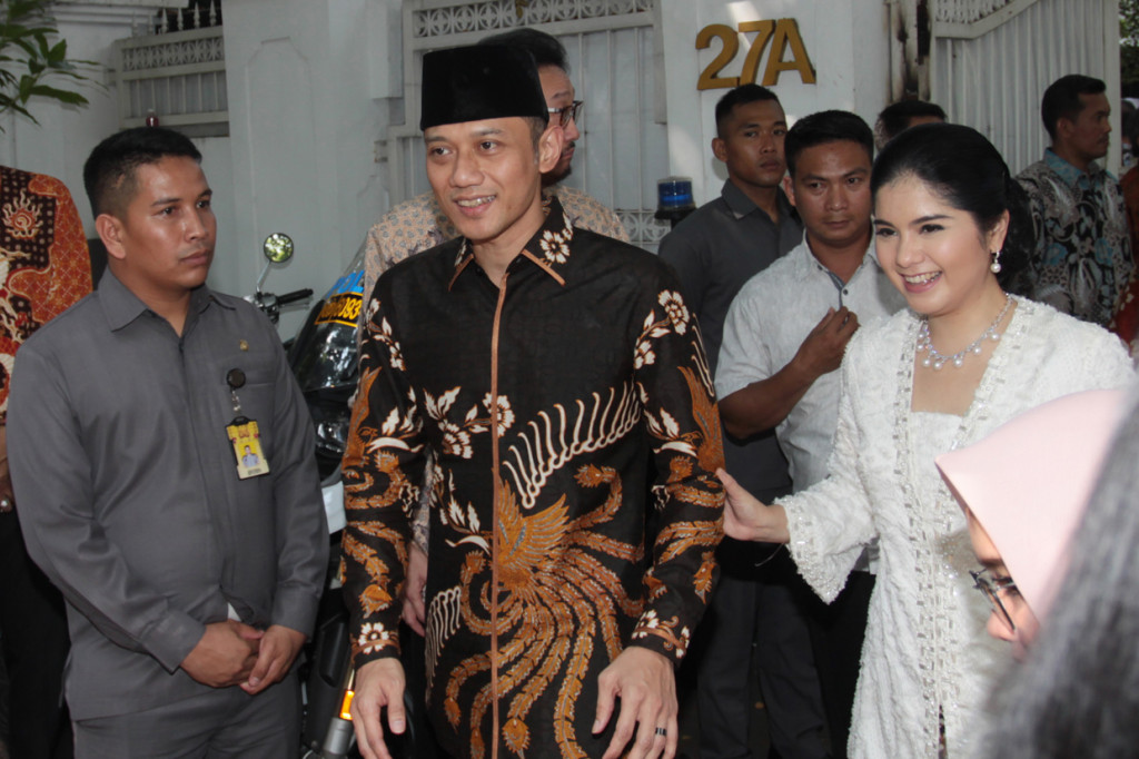 Putra Presiden RI keenam Susilo Bambang Yudhoyono, Agus Harimurti Yudhoyono (kiri) dan istri Annisa Pohan (kanan) saat menyambangi kediaman Presiden ke-5 Megawati Soekarnoputri untuk berhalalbihalal.