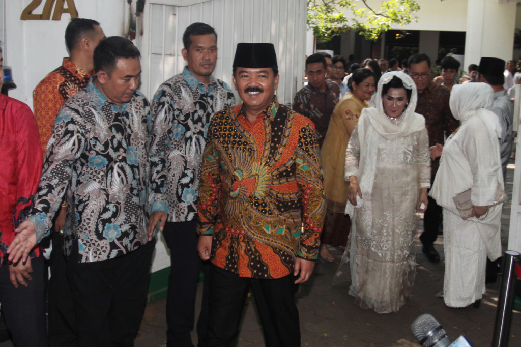 Panglima TNI Marsekal TNI Hadi Tjahjanto (kiri) didampingi Istrinya usai menyambangii kediaman Presiden ke-5 Megawati Soekarnoputri saat halalbihalal,Jakarta.