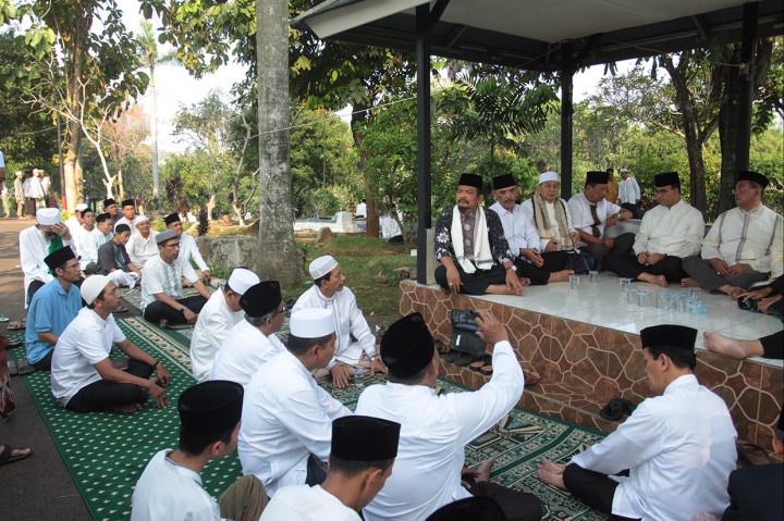 Gubernur DKI Jakarta Anies Baswedan (kedua kanan atas) menghadiri kegiatan halalbihalal dan doa bersama saat perayaan Idul fitri hari kedua di Makam Wakaf Muslim, Lebak Bulus, Jakarta.