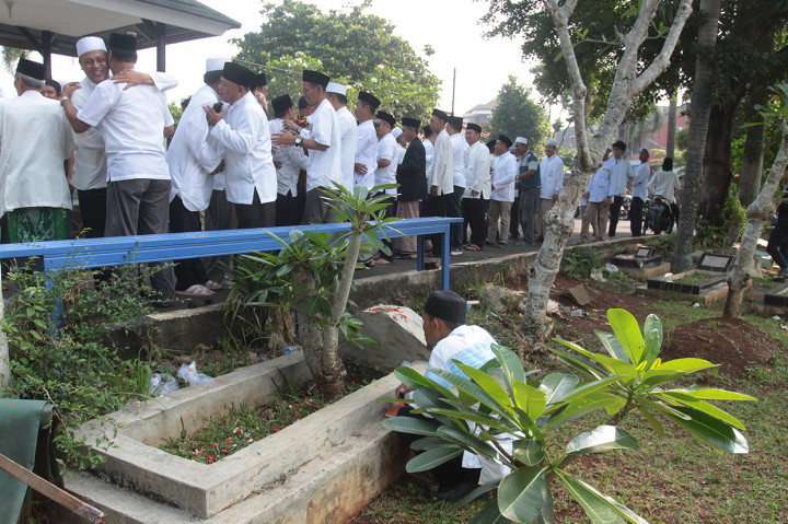 Tradisi halalbihalal di pemakaman tersebut digelar sebagai sarana silaturahmi guna memperkuat kerukunan antarwarga pada Hari Raya Idul Fitri 2019.