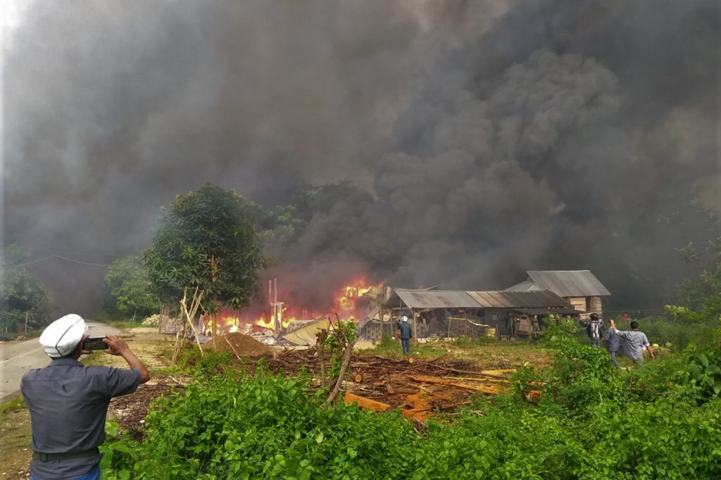 Sebanyak 87 unit rumah dibakar setelah keributan antar pemuda dari dua desa berbeda diwilayah tersebut pada hari Rabu 5 Juni 2019 sekitar pukul 14.30 Wita, akibat dari kejadian tersebut ratusan warga terpaksa mengungsi di Desa Laburunci, Buton. 