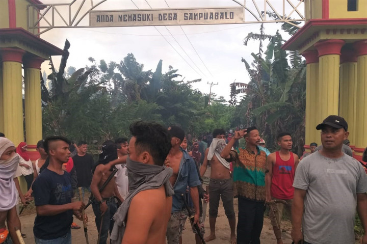 Puluhan pemuda dari Desa Sampuabalo berjaga-jaga usai terjadi keributan antar pemuda di perbatasan antara Desa Gunung Jaya dan Desa Sampuabalo, Buton, Sulawesi Tenggara.