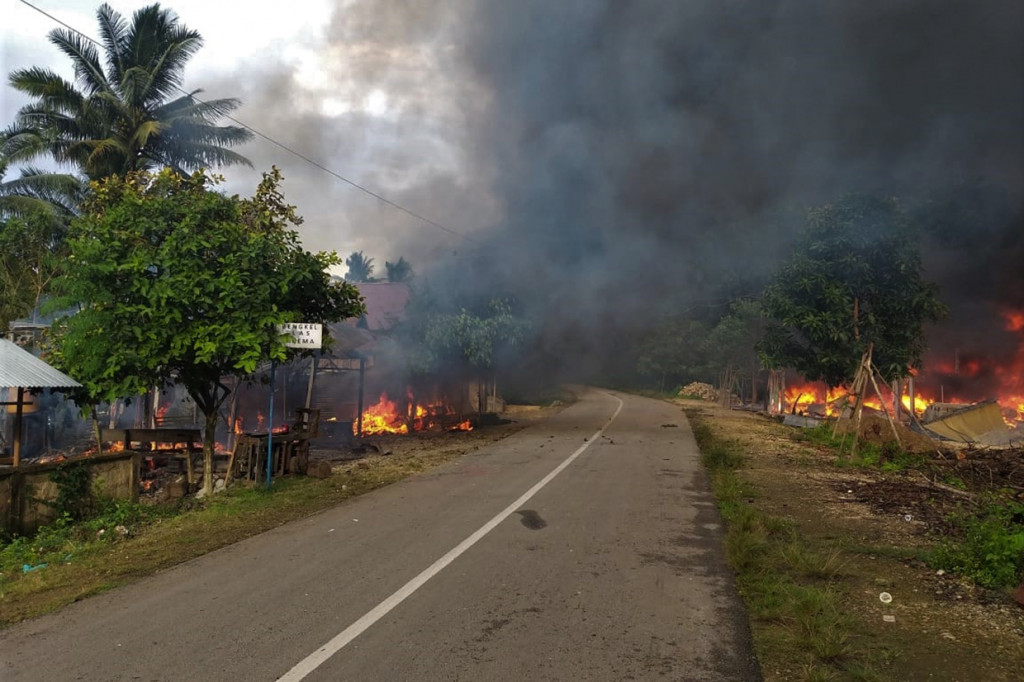 Kepulan asap hitam dari puluhan rumah yang dibakar di Desa Gunung Jaya usai terjadi keributan antar pemuda di perbatasan antara Desa Gunung Jaya dan Desa Sampuabalo, Buton.