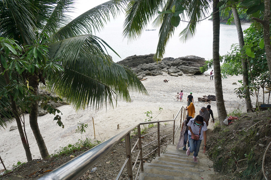 Pengunjung berwisata di objek wisata Pantai Vatu Mapida di Enu, Kabupaten Donggala, Sulawesi Tengah. Objek wisata yang sebelumnya mengalami kerusakan akibat gempa kini mulai ramai dikunjungi wisatawan pada musim liburan. Antara Foto/Mohamad Hamzah
