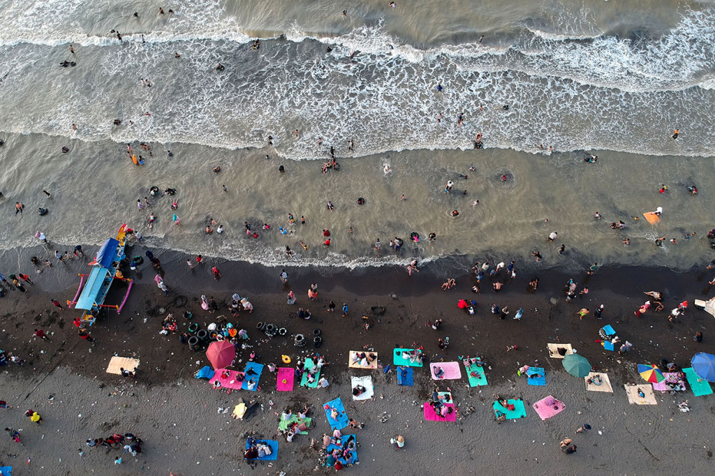 Sejumlah wisatawan bermain air laut di Pantai Alam Indah (PAI) Tegal, Jawa Tengah. Antara Foto/Oky Lukmansyah