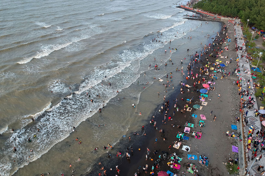 Pantai yang berada dipinggir jalur pantura itu menjadi salah satu tujuan wisata saat libur Lebaran 2019. Antara Foto/Oky Lukmansyah