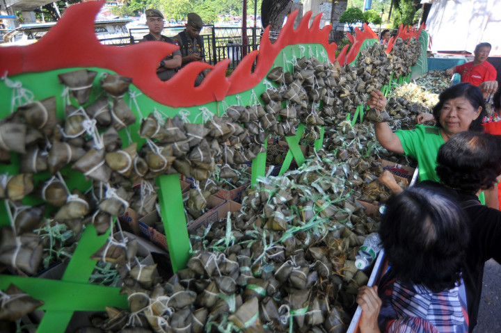 Sejak dibuka pada Kamis, 6 Juni 2019, Festival Bacang dan Lamang Baluo di Kota Tua, Kawasan Jembatan Siti Nurbaya Padang, Sumatera Barat dipadati pengunjung.