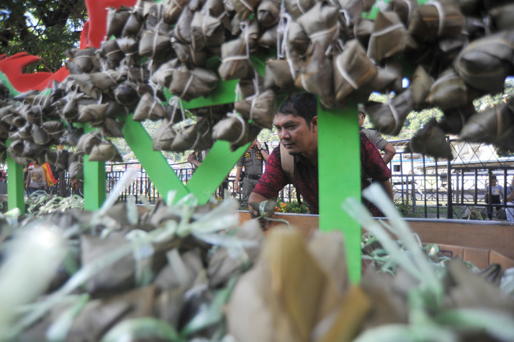 Hari ini merupakan puncak festival yang ditandai dengan pemberian rekor Muri untuk dua jenis makanan dari etnis tionghoa dan minang ini.