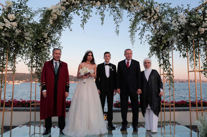 Presiden Turki Recep Tayyip Erdogan menjadi pendamping Mesut Ozil pada pernikahannya dengan Amine Gulse di sebuah hotel mewah tepi selat Bosphorus, Istanbul. Afp Photo/Turkish Presidential Press Servi