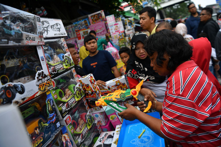 Tempat yang menawarkan berbagai macam mainan anak dengan harga terjangkau tersebut ramai dikunjungi warga pasca Lebaran. 