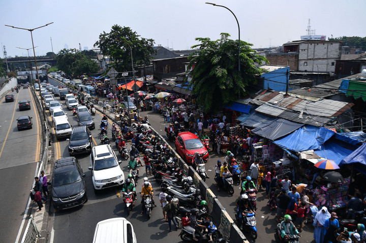 Ramainya pengunjung membuat volume kendaraan yang melintas juga terpantau padat. Beberapa kendaraan yang terparkir di sisi jalan menambah kemacetan di jalan ini.