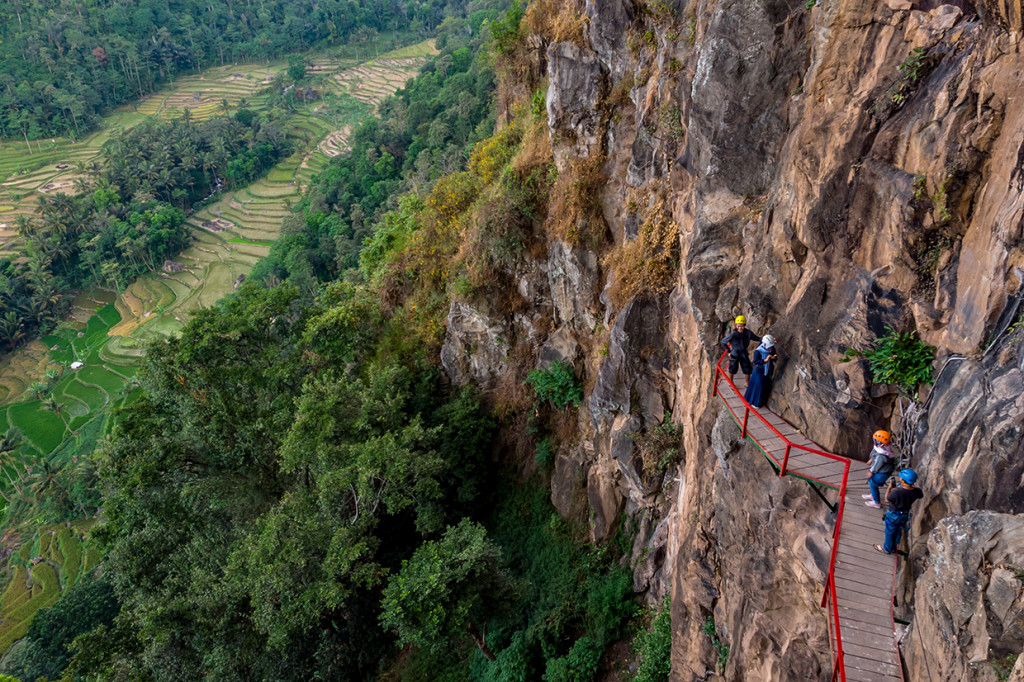 Wisatawan berfoto di wahana Ondo Langit wisata alam Bukit Gumuk Reco, Desa Wisata Sepakung, Banyubiru, Kabupaten Semarang, Jawa Tengah.