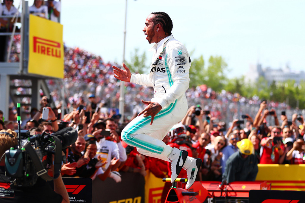 Hasil tersebut membuat Hamilton makin kokoh berdiri di puncak klasemen pebalap. Afp Photo/Dan Istitene