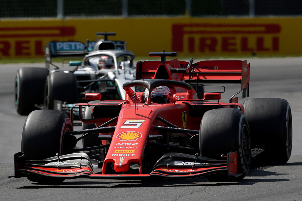 Sebastian Vettel mendapat penalti lima detik setelah mengalami insiden melebar pada lap ke-48. Saat itu, jarak antara Vettel dan Hamilton sangat dekat sehingga insiden yang dialami Vettel dianggap membahayakan pebalap di belakangnya. Afp Photo/Charles Coates
