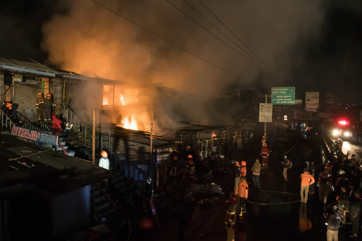 Butuh waktu tiga jam bagi petugas memadamkan api.