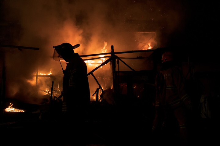 Menurut data Dinas Pemadam Kebakaran Kota Bandung, sedikitnya ratusan kios di Pasar Ujung Berung tersebut ludes terbakar akibat api yang diduga berasal dari hubungan pendek listrik.