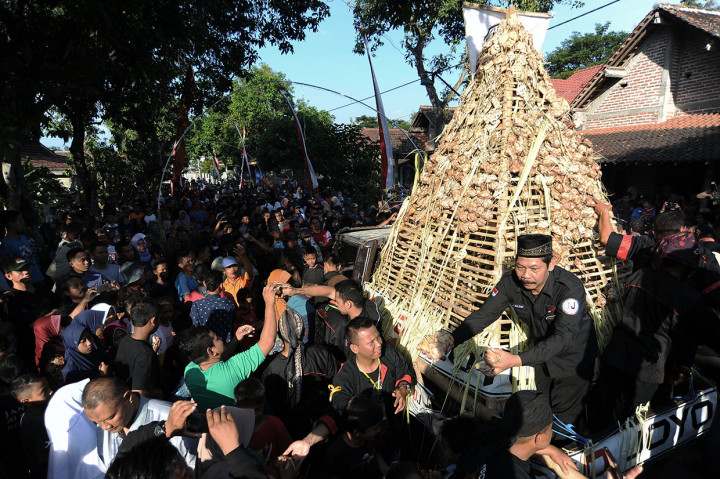 Kegiatan tersebut dilakukan oleh warga setempat untuk menyambut tradisi Lebaran Ketupat serta untuk mempererat persaudaraan warga.