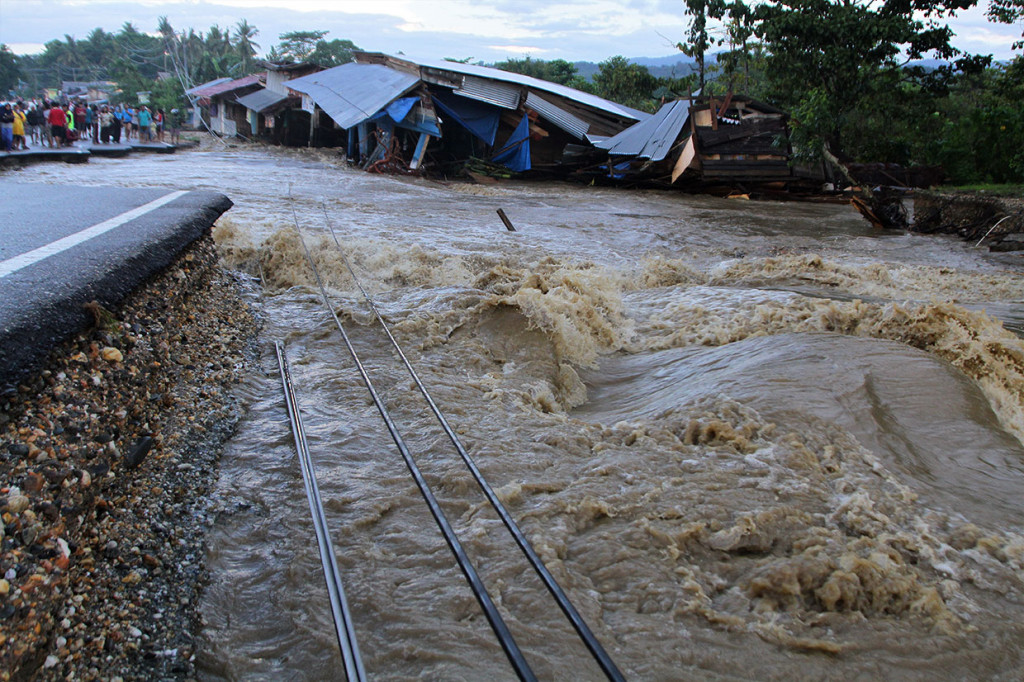 Sungai Konaweha meluap akibat banjir bandang menyebabkan akses jalan trans sulawesi yang menghubungkan Sulawesi Tenggara-Sulawesi Selatan terputus.
