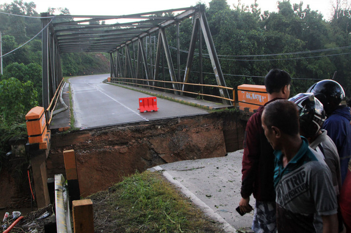 Dampak banjir  juga mengakibatkan putusnya Jembatan Ameroro, sehingga memutuskan akses dari ibukota Konawe, Unaaha, menuju arah Kabupaten Kolaka dan Kolaka Timur. 