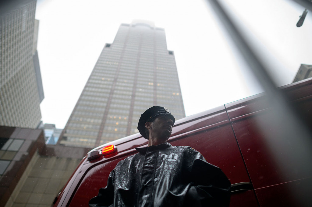 Polisi berjaga-jaga di sekitar gedung pencakar langit tempat sebuah helikopter jatuh di pusat Kota Manhattan, New York, Senin, 11 Juni 2019 waktu setempat. Satu orang tewas yang diduga pilot helikopter.