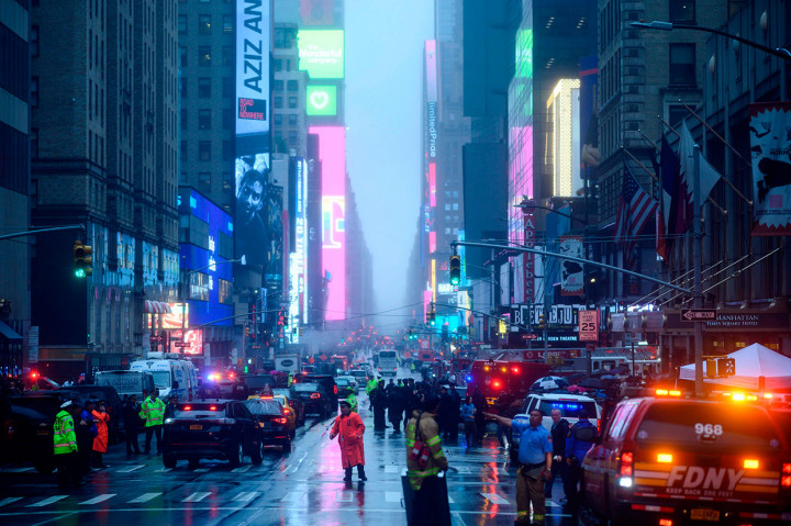 Kecelakaan tersebut terjadi sebelum pukul 14.00 waktu setempat (Selasa, 11 Juni 2018 pukul 01.00 WIB), saat hujan mengguyur. Helikopter jatuh di atap gedung AXA Equitable Center dengan ketinggian 229 meter di 787 Seventh Avenue, beberapa blok di sebelah utara Times Square. 