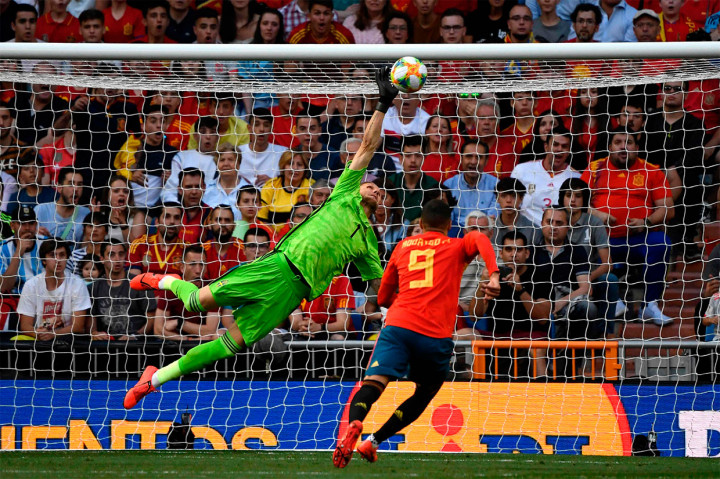 Tuan rumah Spanyol memiliki banyak peluang yang gagal membuahkan hasil melawan tamunya Swedia pada awal babak pertama. Salah satunya lewat tendangan Dani Carvajal yang berhasil ditepis kiper Robin Olsen.