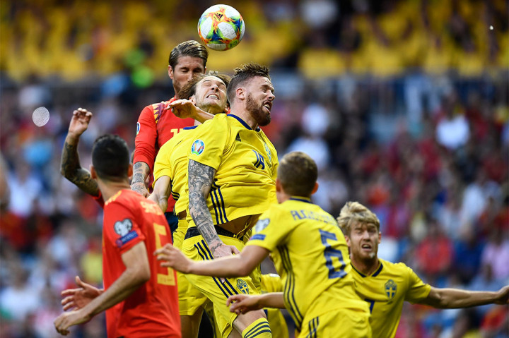 Sementara sundulan sang kapten Sergio Ramos belum menemui sasaran. Skor 0-0 bertahan hingga jeda.