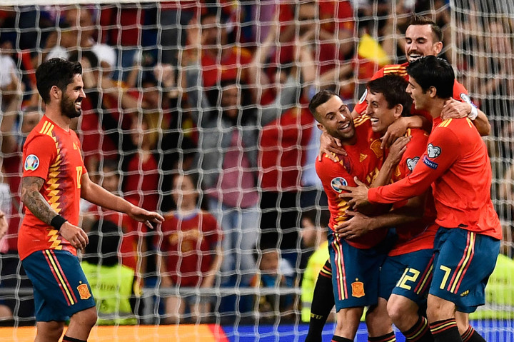 Tiga menit berselang Mikel Oyarzabal menggenapkan kemenangan Tim Matador menjadi 3-0 lewat tembakan melengkung kaki kiri yang gagal diantisipasi Robin Olsen.