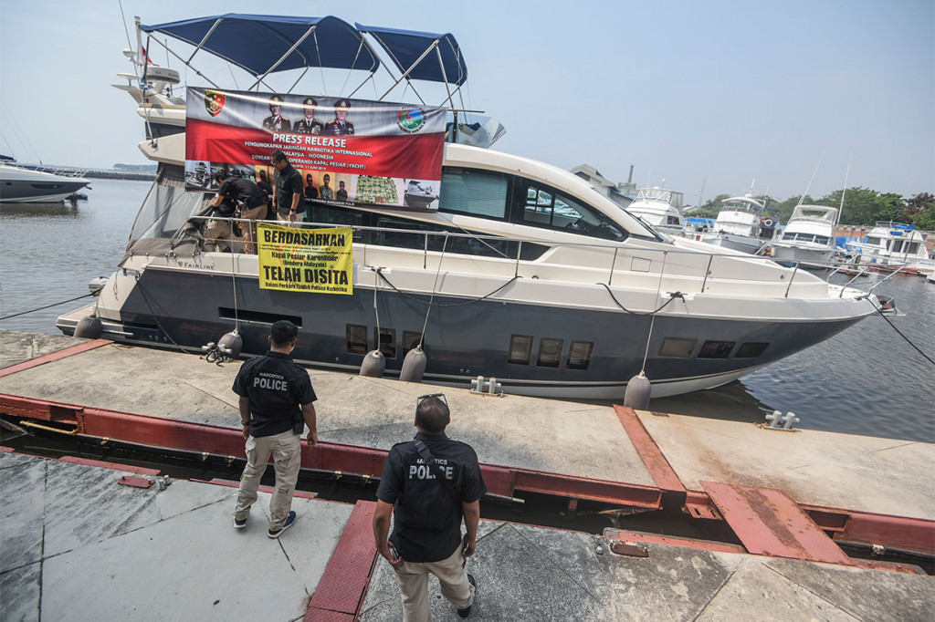 Satgas NIC Direktorat Tindak Pidana Narkoba Bareskrim Polri memeriksa kapal Yatch yang digunakan tersangka penyelundupan narkoba jenis sabu asal Malaysia.