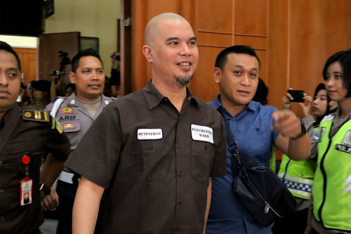 Terdakwa kasus dugaan pencemaran nama baik Ahmad Dhani Prasetyo (tengah) bersiap mengikuti sidang di Pengadilan Negeri Surabaya, Jawa Timur, Selasa, 11 Juni 2019. Dalam sidang pembacaan putusan itu, Majelis Hakim menjatuhkan hukuman satu tahun penjara kepada terdakwa. 