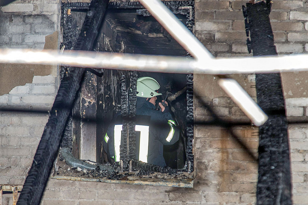 Petugas pemadam kebakaran melakukan pendinginan di dalam gedung yang terbakar di sebuah rumah sakit jiwa di Odessa pada Senin, 10 Juni 2019 waktu setempat. 