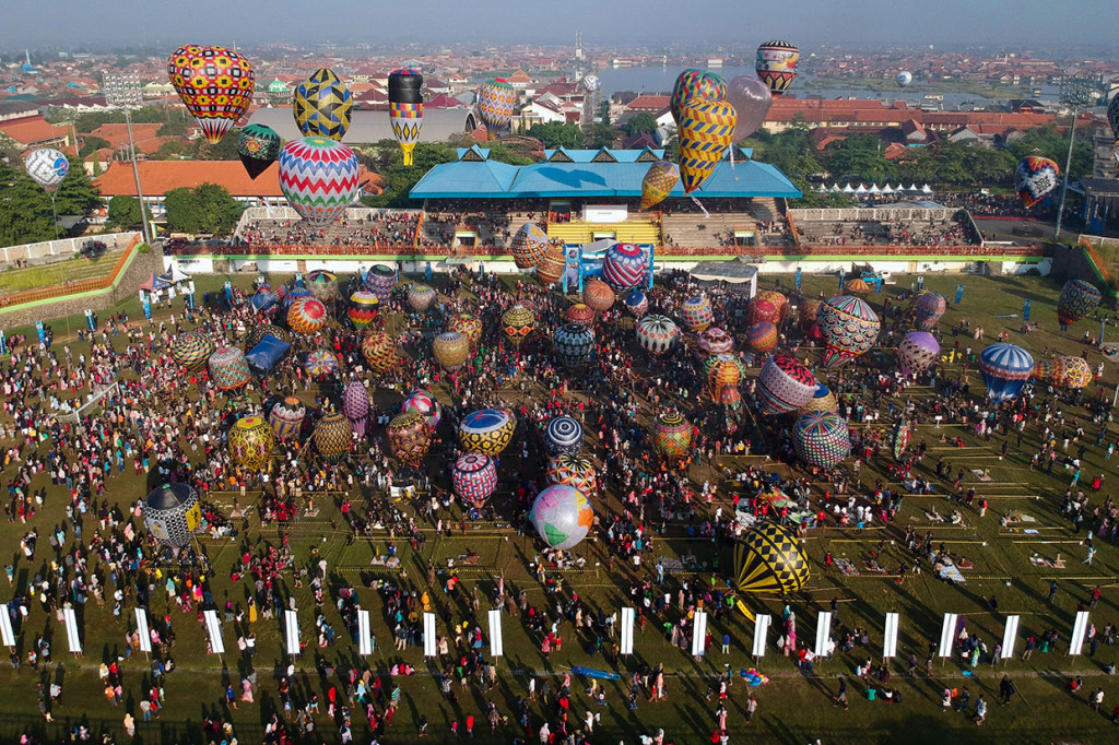 Ratusan peserta mengikuti Java Traditional Balloon Festival Pekalongan 2019 di Stadion Hoegeng, Pekalongan, Jawa Tengah, Rabu, 12 Juni 2019. 