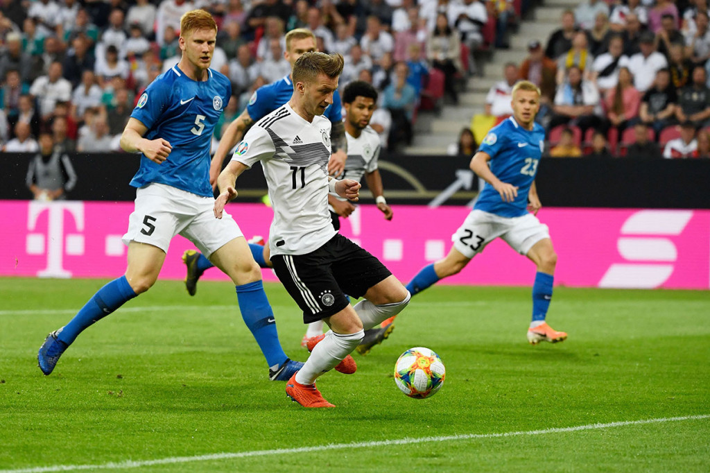 Setelah mengepung pertahanan Estonia sejak awal laga, Jerman membuka skor pada menit ke-10 lewat sontekan Marco Reus.