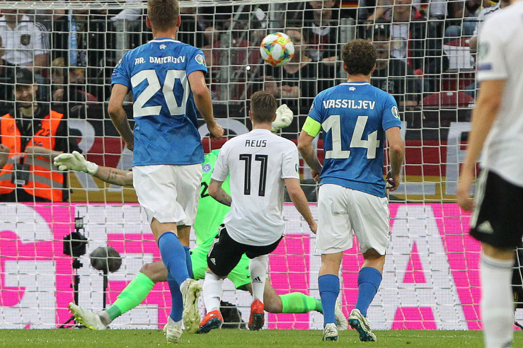 Dan Marco Reus kembali mencatatkan namanya di papan skor untuk membawa timnya unggul 5-0 pada menit ke-37.