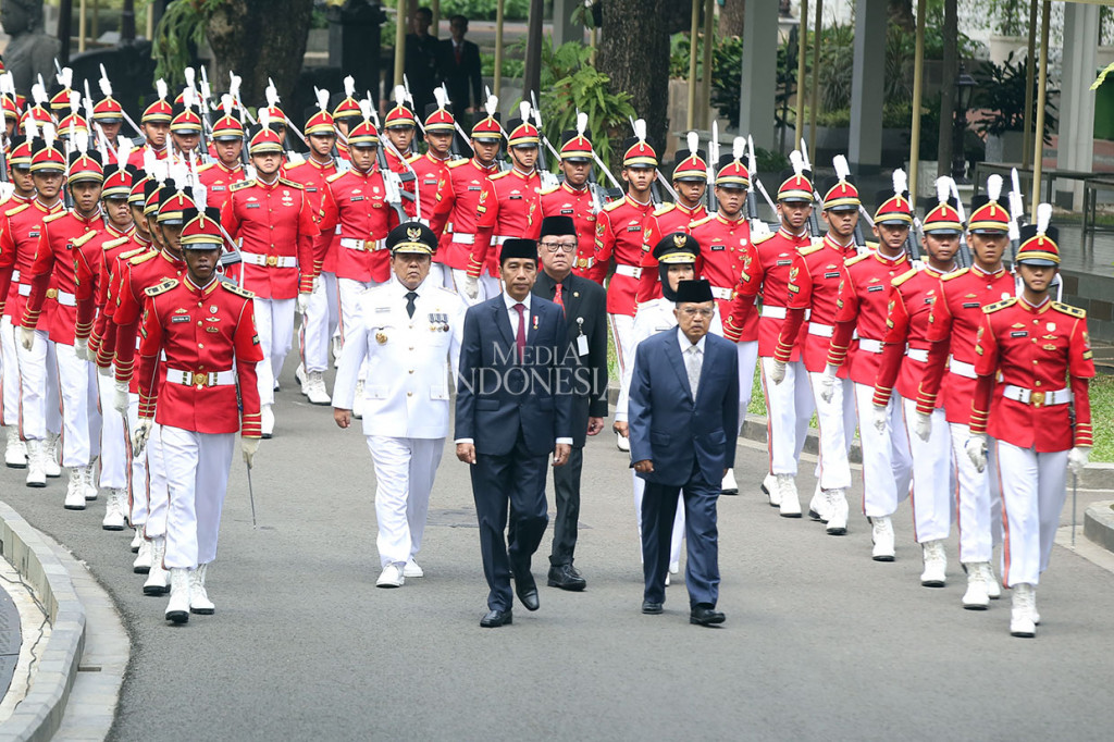 Prosesi pelantikan diawali penyerahan petikan Presiden RI di Istana Merdeka. Setelah itu, Presiden didampingi Wakil Presiden Jusuf Kalla memimpin kirab menuju Istana Negara, diikuti Menteri Dalam Negeri Tjahjo Kumolo dan pasangan gubernur dan wakil gubernur.