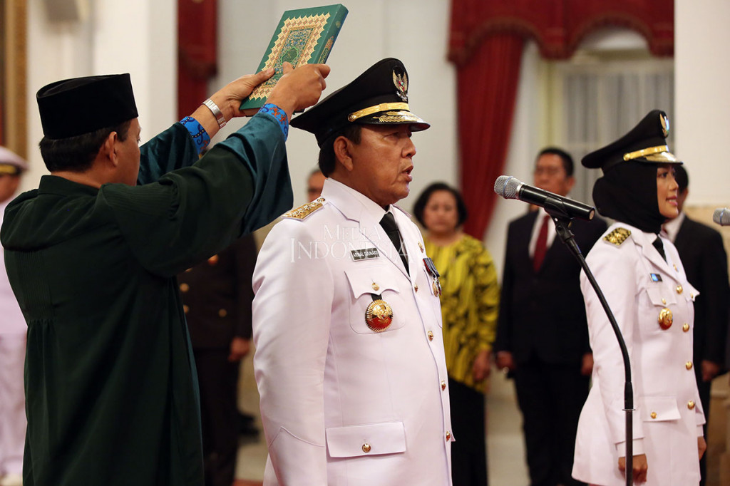 Arinal serta Chusnunia kemudian mengucapkan sumpah jabatan yang dituntun Presiden Jokowi. 