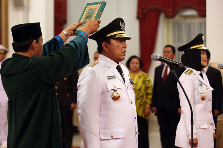 Arinal serta Chusnunia kemudian mengucapkan sumpah jabatan yang dituntun Presiden Jokowi. 