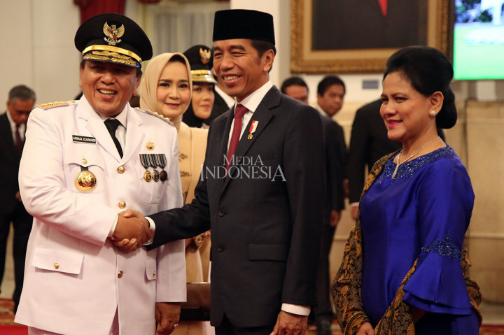 Setelah pembacaan sumpah, pasangan gubernur dan wakil gubernur menandatangani berita acara. Presiden dan Ibu Negara Iriana Joko Widodo pun memberikan selamat kepada pasangan itu. Setelah itu, para tamu bergantian memberikan selamat kepada Arinal dan Nunik.