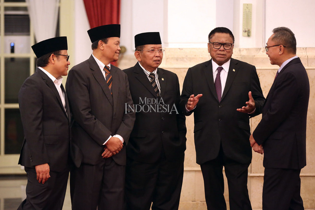 Sejumlah pejabat turut dalam acara pelantikan tersebut di antaranya Menteri Koordinator bidang Politik, Hukum, dan Keamanan Wiranto, Menteri Perindustrian Airlangga Hartarto, Menteri Dalam Negeri Tjahjo Kumolo, Menteri Pemuda dan Olahraga Imam Nahrawi, Menteri Ketenagkerjaan Hanif Dhakiri, Menteri Agraria dan Tata Ruang Sofyan Djalil, Menteri Desa dan Pembangunan Daerah Tertinggal dan Transmigrasi Eko Putro Sandjojo, dan Sekretaris Kabinet Pramono Anung. Selain itu juga hadir Ketua MPR Zulkifli Hasan, Ketua DPD Oesman Sapta Odang, Wakil Ketua MPR Muhaimin Iskandar, dan Wakil Ketua MPR Hidayat Nur Wahid.