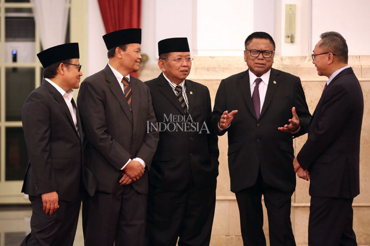 Sejumlah pejabat turut dalam acara pelantikan tersebut di antaranya Menteri Koordinator bidang Politik, Hukum, dan Keamanan Wiranto, Menteri Perindustrian Airlangga Hartarto, Menteri Dalam Negeri Tjahjo Kumolo, Menteri Pemuda dan Olahraga Imam Nahrawi, Menteri Ketenagkerjaan Hanif Dhakiri, Menteri Agraria dan Tata Ruang Sofyan Djalil, Menteri Desa dan Pembangunan Daerah Tertinggal dan Transmigrasi Eko Putro Sandjojo, dan Sekretaris Kabinet Pramono Anung. Selain itu juga hadir Ketua MPR Zulkifli Hasan, Ketua DPD Oesman Sapta Odang, Wakil Ketua MPR Muhaimin Iskandar, dan Wakil Ketua MPR Hidayat Nur Wahid.