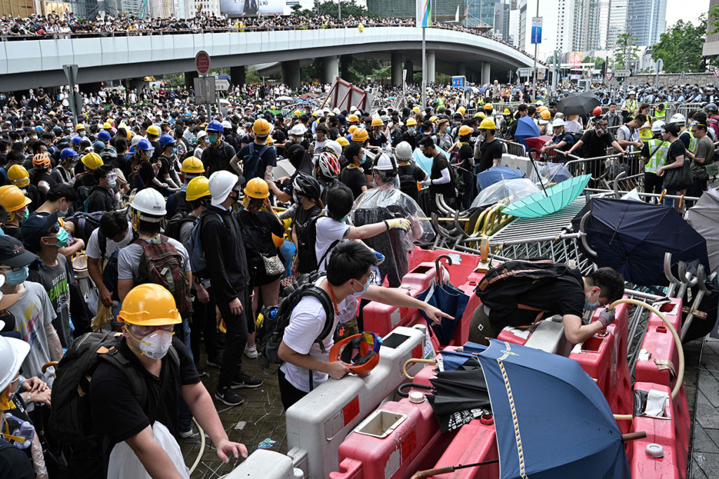 Pemerintah memperingatkan para pegawai untuk tidak berkendara ke arah perkantoran pemerintah karena jalan-jalan telah ditutup.    