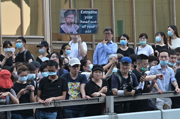 Kepala Eksekutif Hong Kong Carrie Lam menantang dengan berjanji akan menekan terus peraturan yang kontroversial meskipun ada kecemasan mendalam, yang pada Minggu, 9 Juni, memicu demonstrasi politik terbesar sejak penyerahan kembali Hong Kong oleh Inggris kepada China pada 1997.    