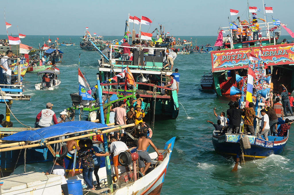 Saat sesaji dilarung sekitar pukul 08.00 WIB di perairan sekitar Pulau Panjang Jepara, sejumlah kapal nelayan berebut mendekat, sehingga sejumlah kapal nelayan hampir bersenggolan dengan kapal lain.