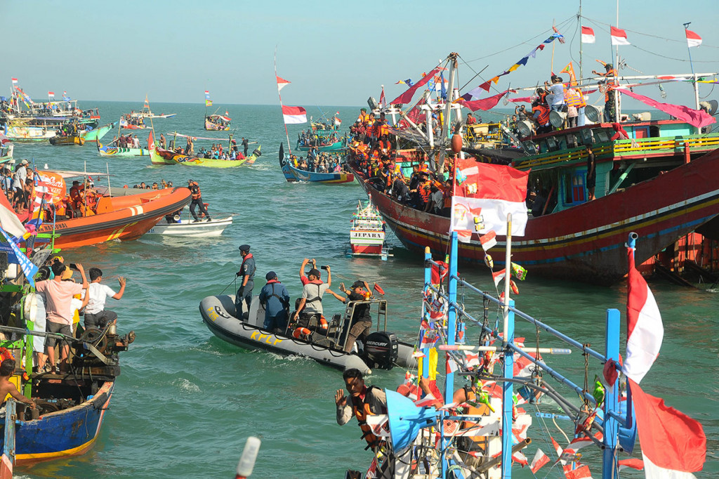 Lomban ketupat yang diadakan sepekan setelah Idul Fitri dengan melarung sesaji berupa kepala kerbau serta hasil bumi ke tengah laut itu merupakan ungkapan syukur dan harapan para nelayan kepada Tuhan atas limpahan rezeki dan keselamatan saat melaut.