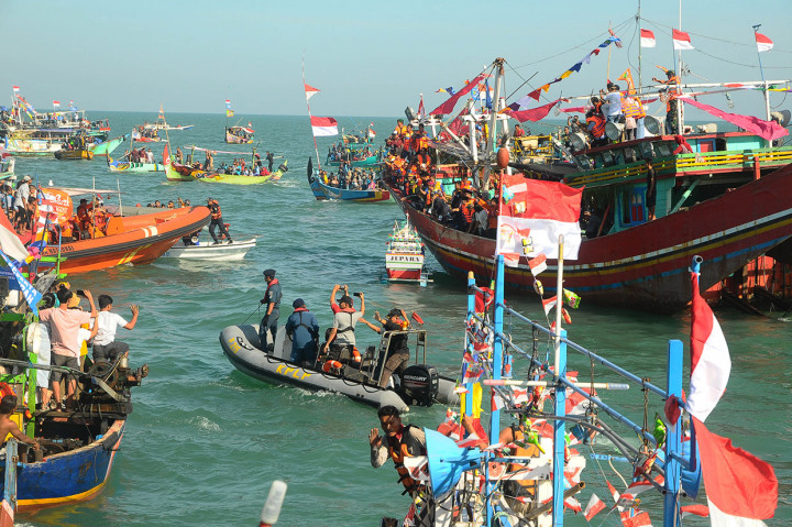 Lomban ketupat yang diadakan sepekan setelah Idul Fitri dengan melarung sesaji berupa kepala kerbau serta hasil bumi ke tengah laut itu merupakan ungkapan syukur dan harapan para nelayan kepada Tuhan atas limpahan rezeki dan keselamatan saat melaut.