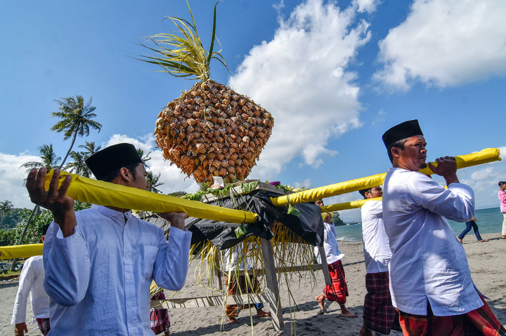 Tradisi lebaran topat (ketupat) di pantai Batulayar, Lombok Barat, NTB, diisi dengan kegiatan 'begibung' (makan bersama), silaturahmi ke sanak saudara, ziarah makam, serta berlibur ke tempat-tempat wisata. Antara Foto/Ahmad Subaidi