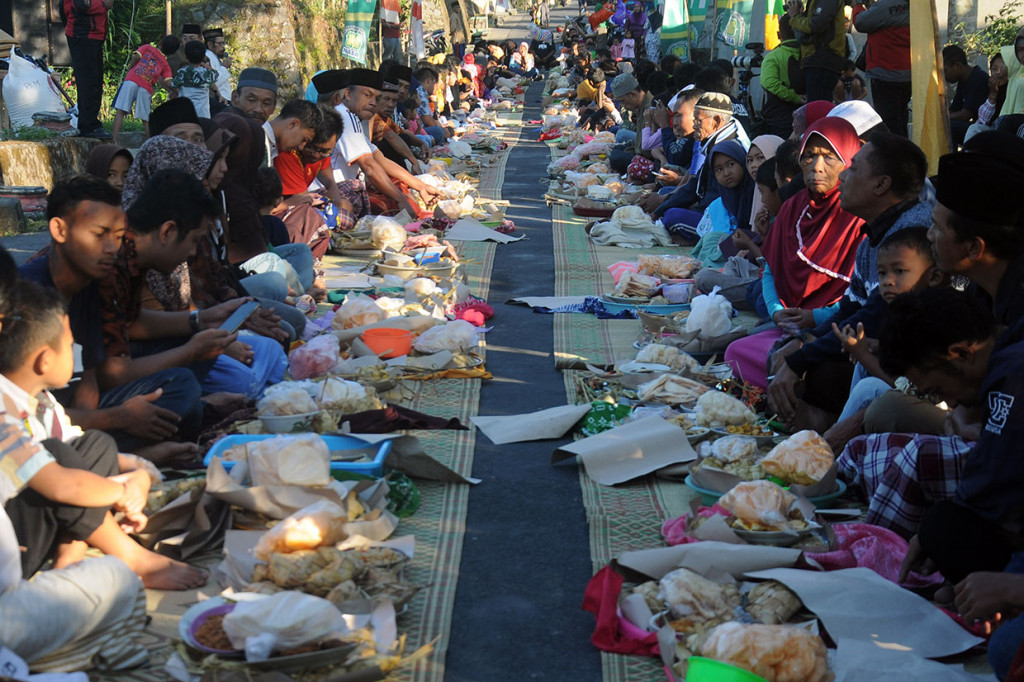 Warga mengikuti Tradisi Kenduri Ketupat Syawalan di lereng Gunung Merapi, Mlambong, Sruni, Musuk, Boyolali, Jawa Tengah. Sepekan setelah Idul Fitri, warga menggelar tradisi kenduri ketupat syawalan bersama yang bertujuan untuk mempererat kebersamaan. Antara Foto/Aloysius Jarot Nugroho