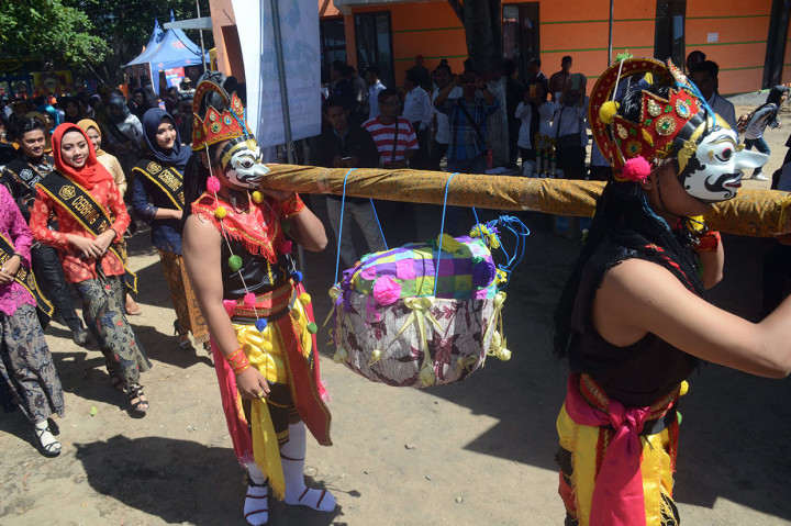 Penari mengarak ketupat berukuran besar saat Festival Ketupat 2019 di pantai wisata Talang Siring, Pamekasan, Jawa Timur, Rabu, 12 Juni 2019. Festival itu guna melestarikan tradisi sekaligus meningkatkan kunjungan wisatawan ke daerah tersebut. Antara Foto/Saiful Bahri