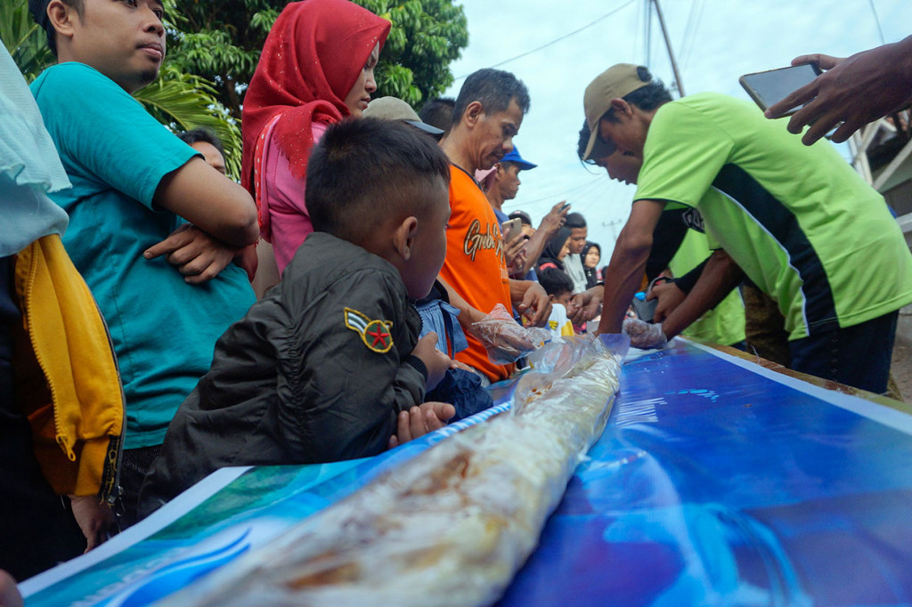 Sementara itu warga di Ambokembang Gang 9, Kabupaten Pekalongan, Jawa Tengah menggelar tradisi syawalan getuk lindri dengan panjang 350 meter yang membutuhkan singkong 1,5 ton, 220 kelapa, dan 80 kilogram gula jawa, sebagai wadah silaturahmi warga setempat usai Lebaran. Antara Foto/Harviyan Perdana Putra