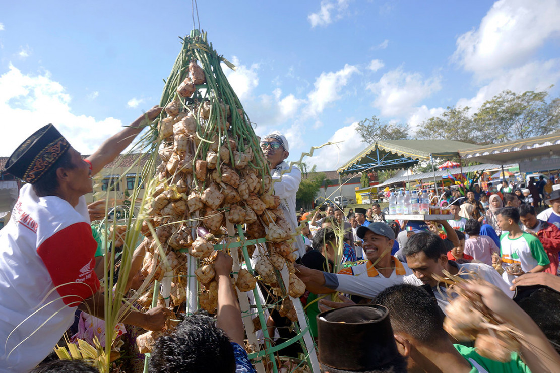 Serunya Tradisi Lebaran Ketupat Di Berbagai Daerah Medcom Id